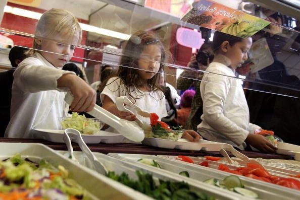 Un período de almuerzo escolar ya se ha asociado con los niños elegir los alimentos más nutritivos y tirar menos comida.