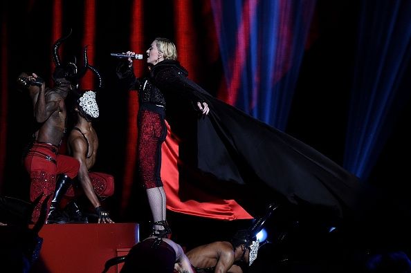 Madonna en el escenario del 2015 Brit Awards.