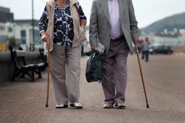 Muchas personas que tienen Alzheimer`s disease are not given their diagnosis by their doctors. 