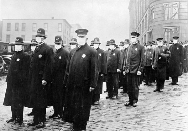 Policías en Seattle con máscaras hechas por la Cruz Roja, durante la epidemia de influenza.