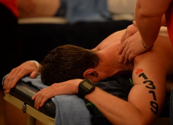 La terapia de masaje puede ayudar a aliviar los síntomas de varias condiciones físicas