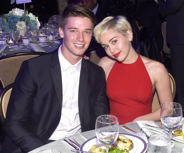 Patrick Schwarzenegger y Miley Cyrus en el Pre-Grammy de Gala.