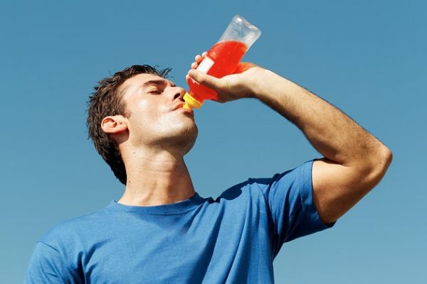 Mezclar alcohol con bebidas energéticas puede tener efectos secundarios a largo plazo para los adolescentes