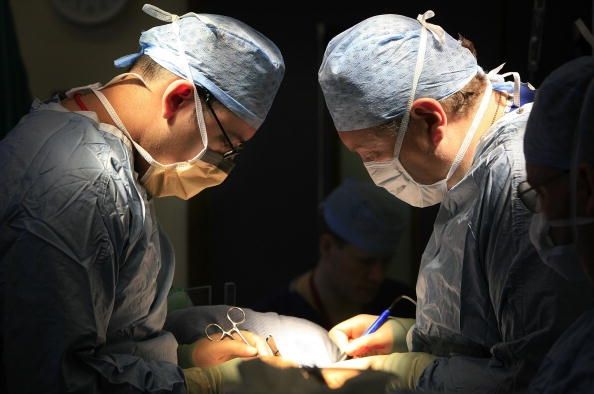 Los cirujanos realizan un trasplante de riñón. El sistema de donación de órganos no tiene suficientes donantes.