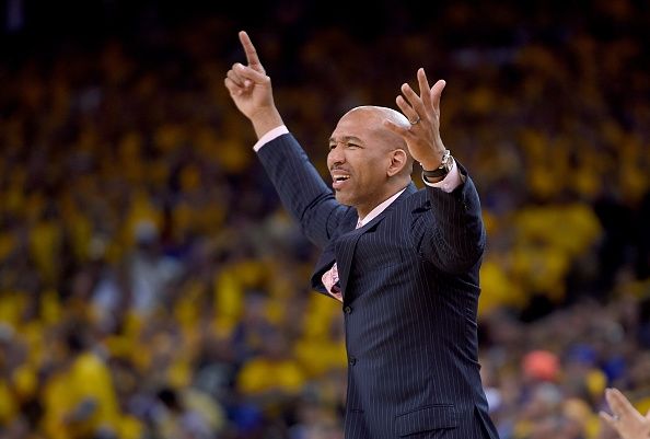 Monty Williams durante el primer partido de 2015 Playoffs NBA con Golden State Warriors.