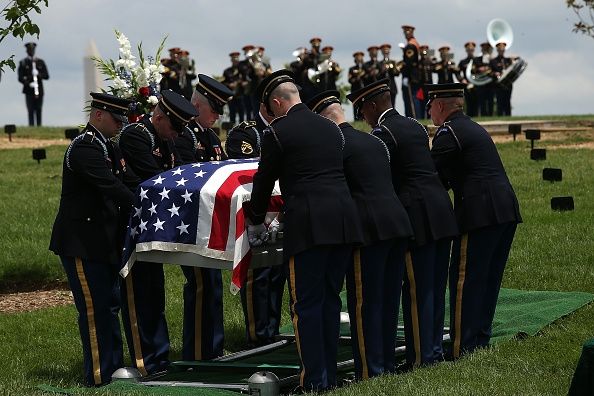 Un funeral del Ejército en un cementerio militar EE.UU.. Esta muerte no se debió a un suicidio, pero las tasas de suicidio se han disparado en todas las ramas de las fuerzas armadas.