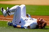 Justin Turner de los Mets de Nueva York sufre algún dolor de espalda después de una caída.