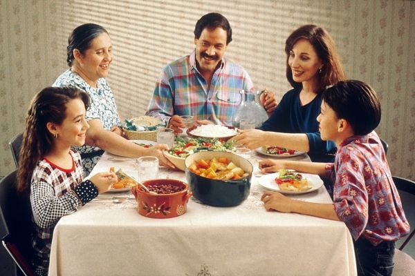 Familia que come la comida