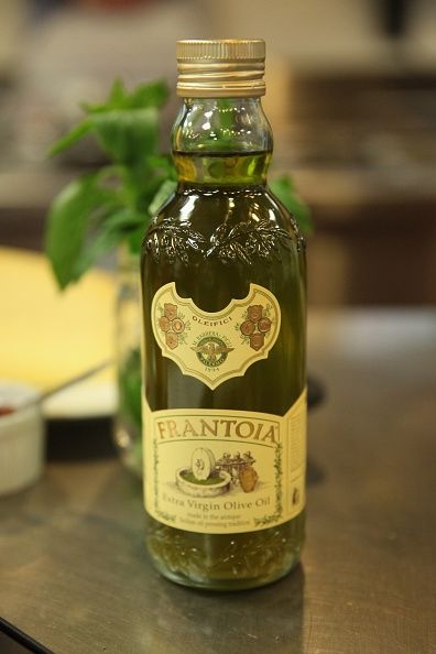 El aceite de oliva, la leche y la miel ayuda hidratar la piel seca, escamosa
