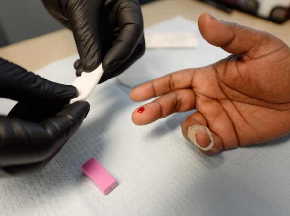 Una mujer tiene sangre para una prueba de VIH.
