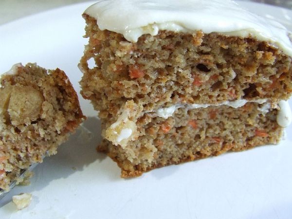 Un pedazo de pastel de zanahoria sin gluten, algo que puede ser disfrutado por personas con enfermedad celíaca.