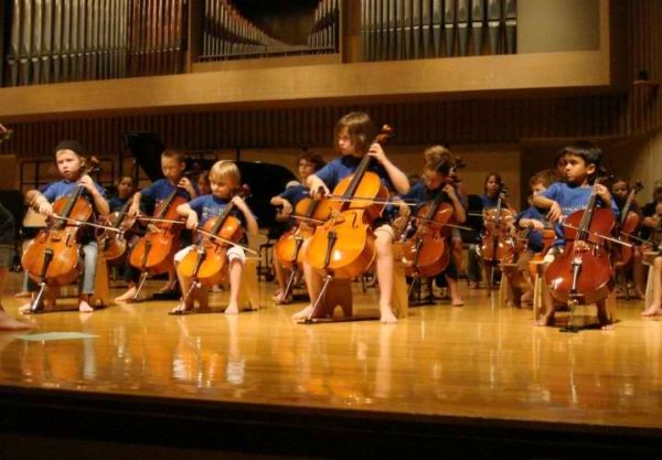 Reproducción de música ayuda a los niños a tener éxito en la escuela