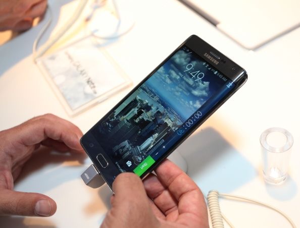 Samsung Galaxy Note Edge en el Lanzamiento publicitario Samsung Galaxy desempaquetado