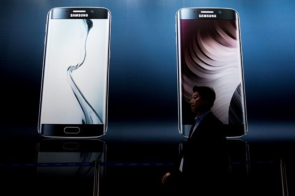 Visitantes analizan Samsung Galaxy S6 en la Fira Gran Vía para el Mobile World Congress 2015