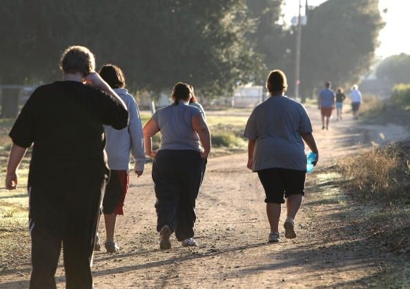 Los adolescentes que tienen sobrepeso se muestran caminar para hacer ejercicio. Un estudio ha encontrado que los programas de detección de peso en las escuelas no pueden ayudar a los adolescentes a perder peso.