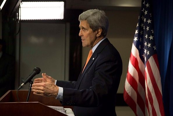 La secretaria de Estado estadounidense, John Kerry, habla durante una rueda de prensa en la Embajada de EE.UU.