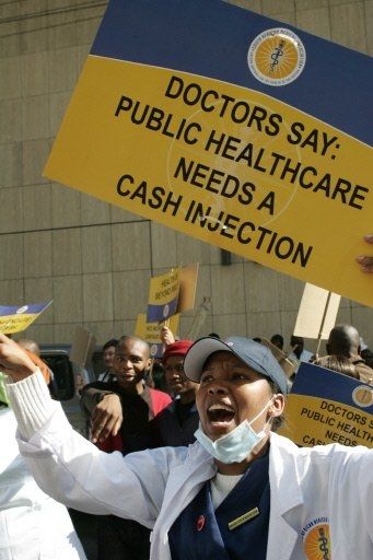 Trabajadores de la salud en Sierra Leona llamando por mejores condiciones de trabajo y el pago justo por los servicios prestados.