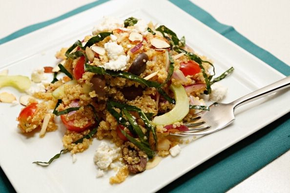 Una ensalada de quinoa al curry va a pegar nutricional y sabrosa.