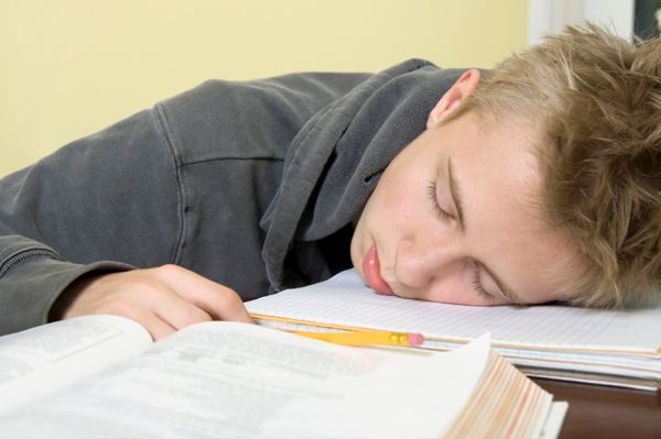 Problemas para dormir en los adolescentes causan bajas calificaciones