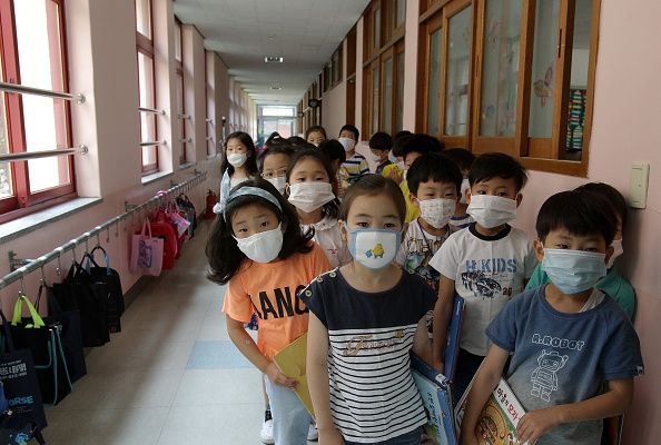 Durante la altura del brote MERS, los niños en una escuela de Corea del Sur llevaban máscaras para evitar la propagación del virus.
