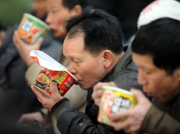 Los surcoreanos están defendiendo su alimento básico nacional, fideos instantáneos, después une un nuevo estudio estadounidense a múltiples peligros para la salud.