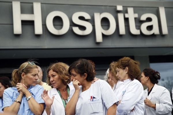 El miedo al virus del Ébola se desató una vez más como la condición de la enfermera española infectada con la enfermedad empeora.