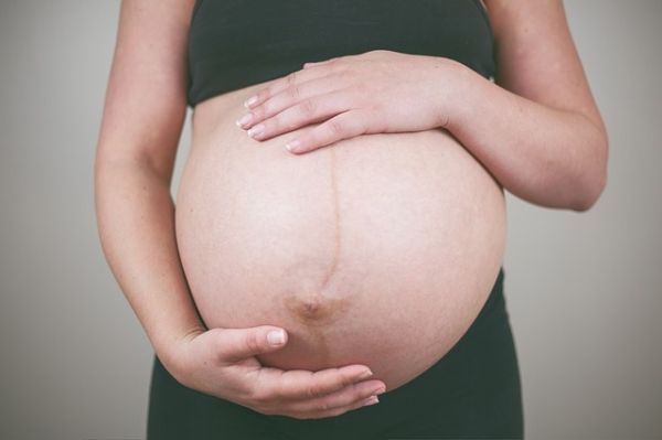 Los estudios sugieren tratamientos de cáncer para las mamás embarazadas seguras para los bebés