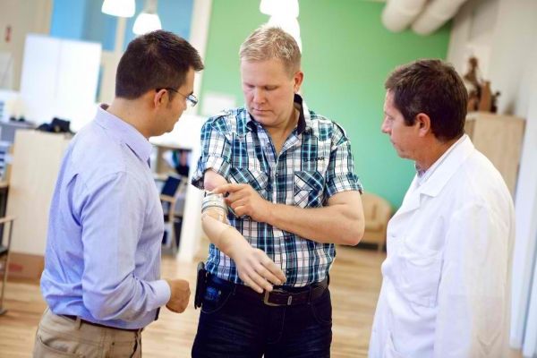 Dr. Max Ortiz-catalán y su equipo ha desarrollado el mundo`s first brain controlled prosthetic arm.
