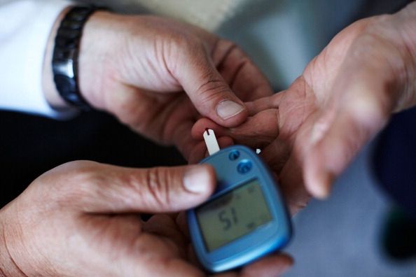 Un pequeño estudio ha encontrado que hacer cambios de estilo de vida para ayudar con diabetes tipo 2 no pueden trabajar, así como someterse a una cirugía para bajar de peso.