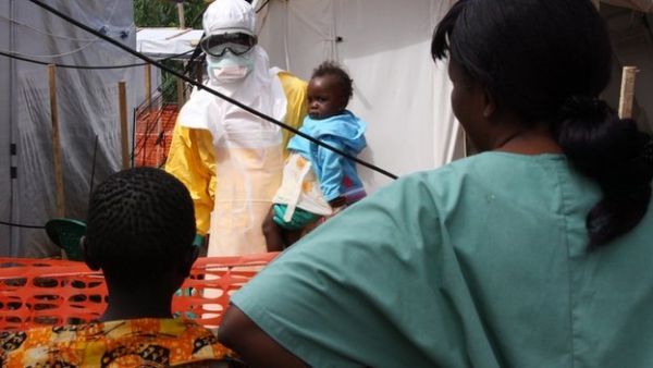 Un trabajador de la salud Ébola de Suiza fue evacuado de regreso a su país después de un paciente infectado lo mordió.