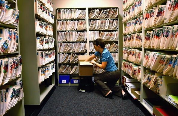 Los registros en papel médicos como estos están dando paso a registros electrónicos de salud, por lo que es más fácil para usted para mantener cargo de sus propios registros médicos