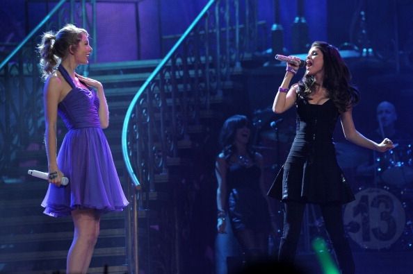 Taylor Swift y Selena Gómez en Swift`s 2011 "-Speak Now World Tour."