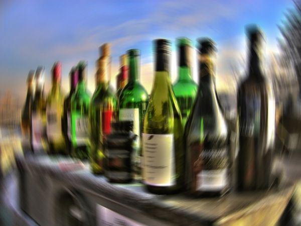 Los adolescentes pueden ser influenciados a beber a causa de sus compañeros.
