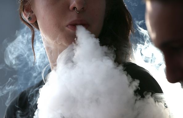 Adolescentes comprar fácilmente los cigarrillos electrónicos en línea, nuevo estudio