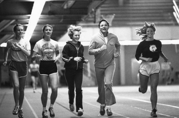El senador Birch Bayh ejerce con los atletas del Título IX de la Universidad de Purdue, ca. 1970.