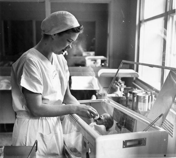 En 1950, cuando se tomó esta foto, una incubadora para un bebé prematuro era estándar en la mayoría de los hospitales, pero no era`t always that way. 