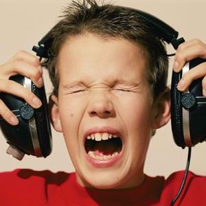 Los sonidos fuertes pueden afectar el cerebro`s auditory cortex.