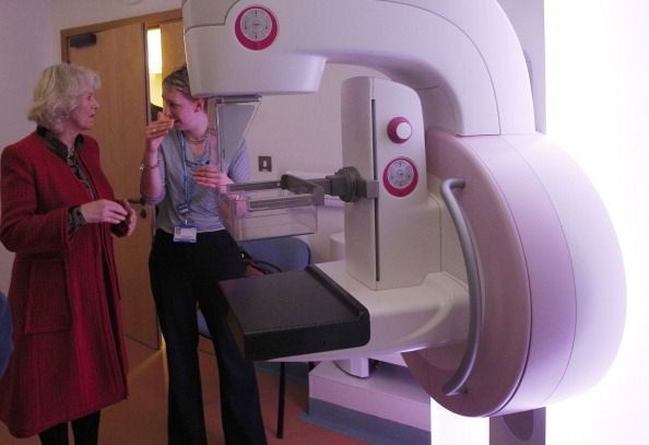 Este nuevo examen de los senos es más de 300% más preciso que una mamografía