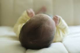 Los bebés deben ponerse a dormir boca arriba en un traje cálido sueño, con nada más en la cuna con ellos.