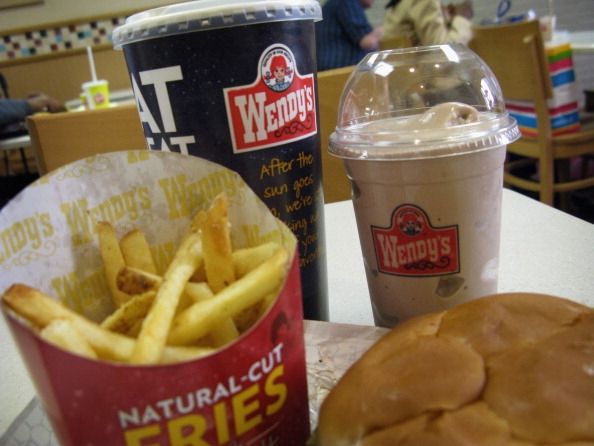 Un estudio ha encontrado una asociación en Chidlren entre comer comida rápida con frecuencia y no hacerlo tan bien en la escuela