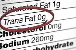 Las grasas trans aún pueden estar presentes en los alimentos que dicen ser sin ellos.