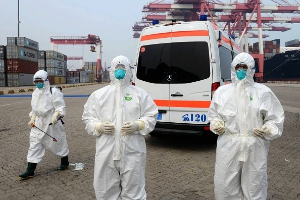 Trabajadores de la salud en China practican para hacer frente a un brote de enfermedad infecciosa. Hay dos casos sospechosos de MERS en el norte de Inglaterra