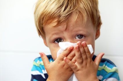 Cerca de 100 niños en 10 estados han sido hospitalizadas debido a los síntomas de un virus respiratorio no identificada que imita el resfriado común.