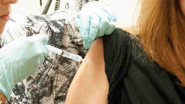 Los voluntarios reciben vacunas experimentales Ébola como ensayos clínicos siguen en Maryland.