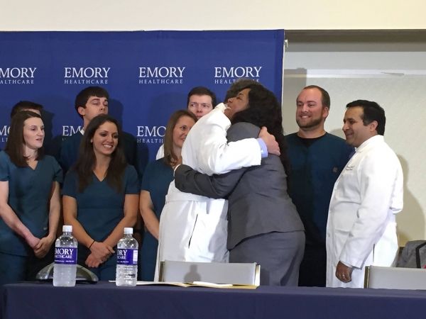 Abrazos Ámbar Vinson y gracias todos los trabajadores de la salud de Emory que la ayudó a recuperarse de virus del Ébola.