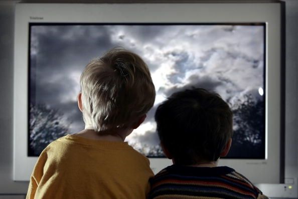 Niños Ven la televisión en casa