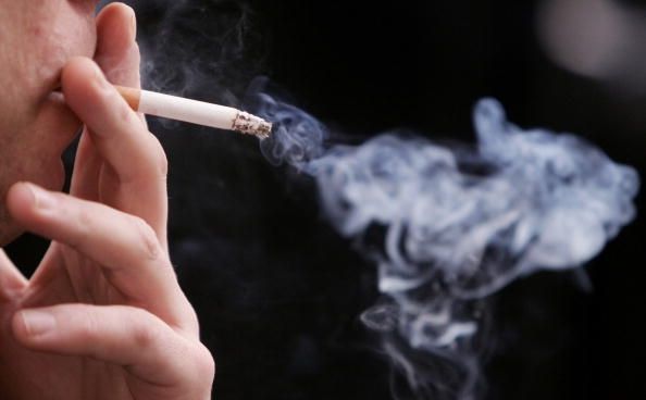 Francia Introducir Prohibición de fumar en lugares públicos