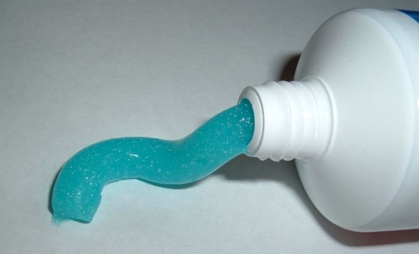 Su pasta de dientes que puede poner en riesgo de defectos periodontales