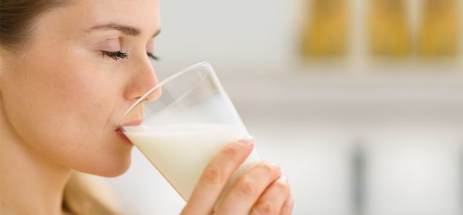 10 Beneficios para la salud increíble de tomar leche caliente