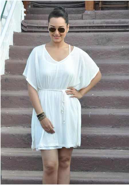 Sonakshi sinha en vestido blanco